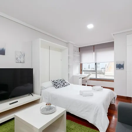 Estudio Moderno Con Parking By * Vigo
